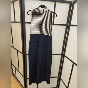 Sophisticate dress with gold details amd zipper closure